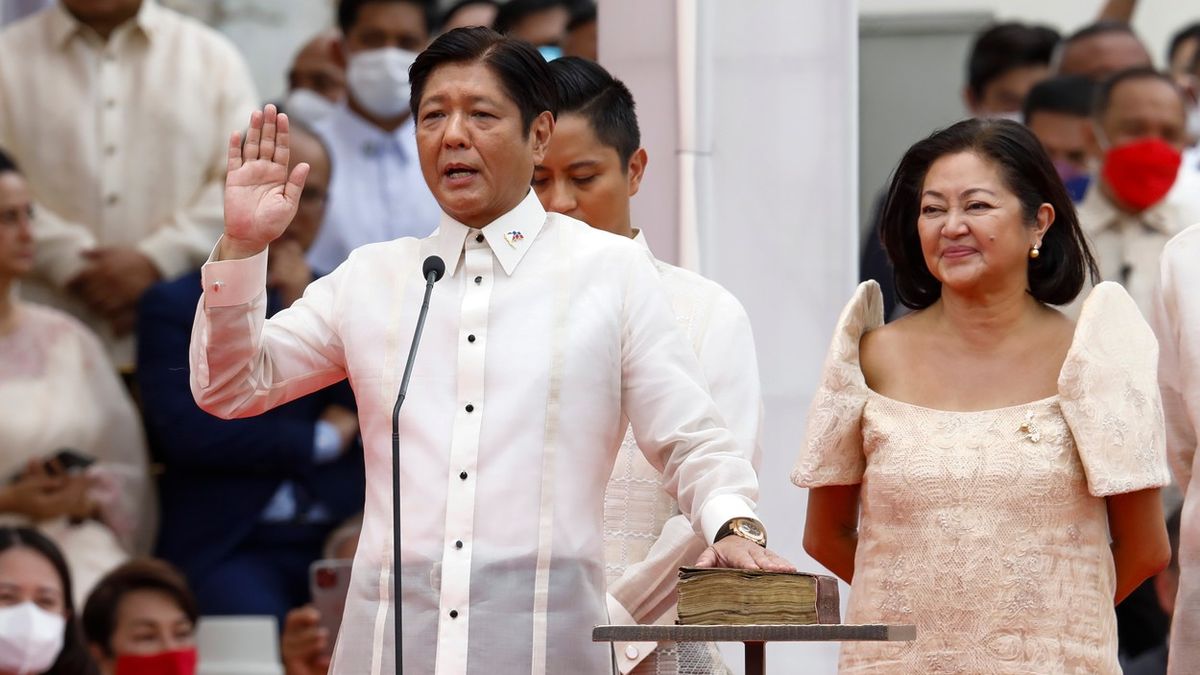 Syn někdejšího diktátora Marcos se na Filipínách ujal prezidentského úřadu